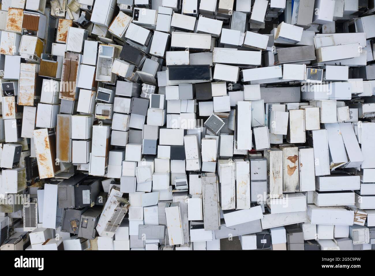 Vista aérea de los productos blancos en el depósito de reciclaje y eliminación de residuos domésticos en Perth, Escocia, Reino Unido Foto de stock