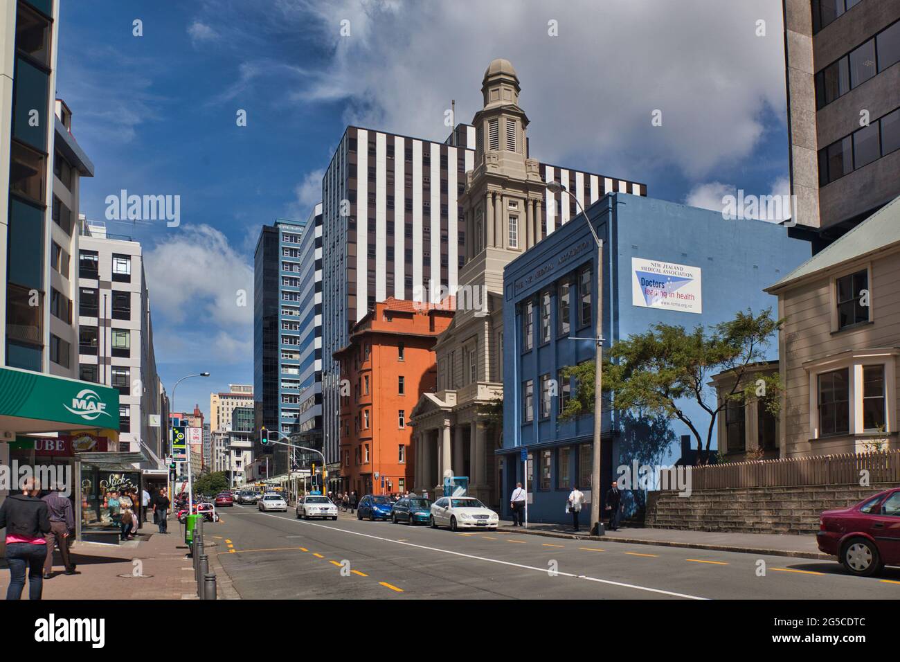 Una vista de la escena de la calle con coches y fachadas de tiendas en Wellington, Isla del Norte, Nueva Zelanda Foto de stock