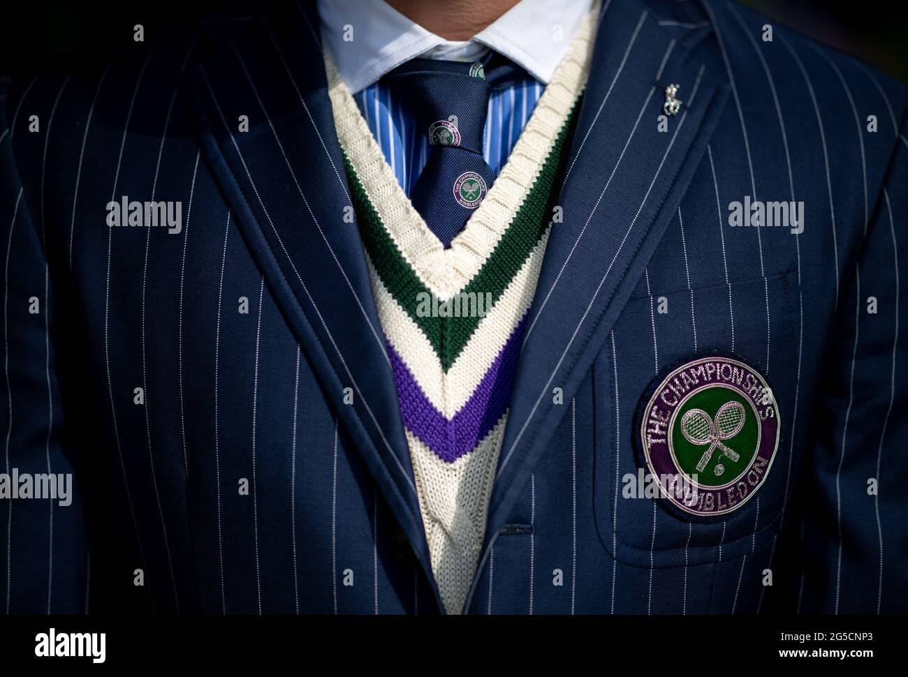 Detalle de la chaqueta de Wimbledon Umpire Richard Haigs, Jersey y corbata  en el All England Lawn Tennis and Croquet Club. Fecha de la foto: Sábado 26  de junio de 2021 Fotografía