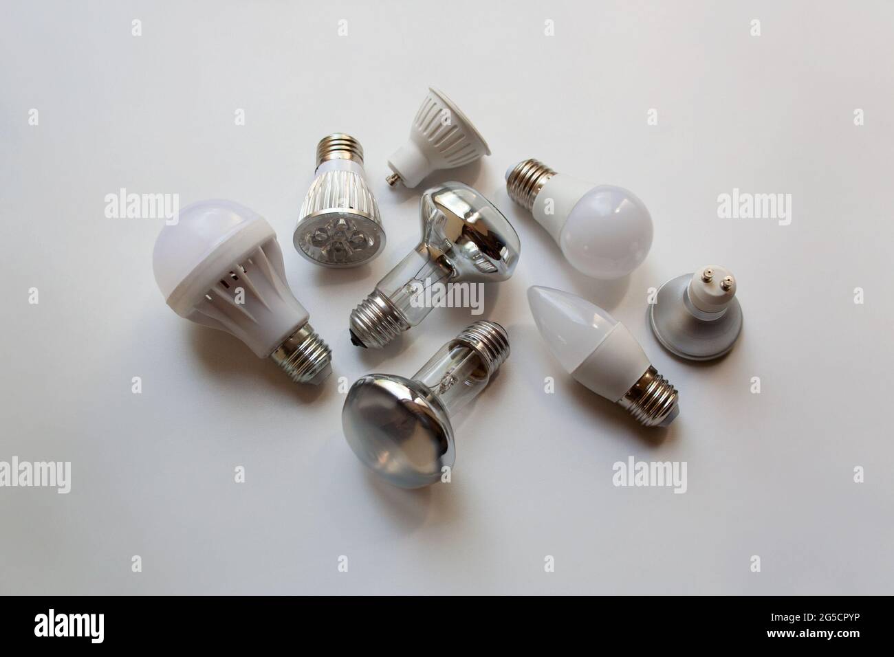 Lámparas eléctricas de varios tipos, formas y bases aisladas sobre fondo  blanco Fotografía de stock - Alamy