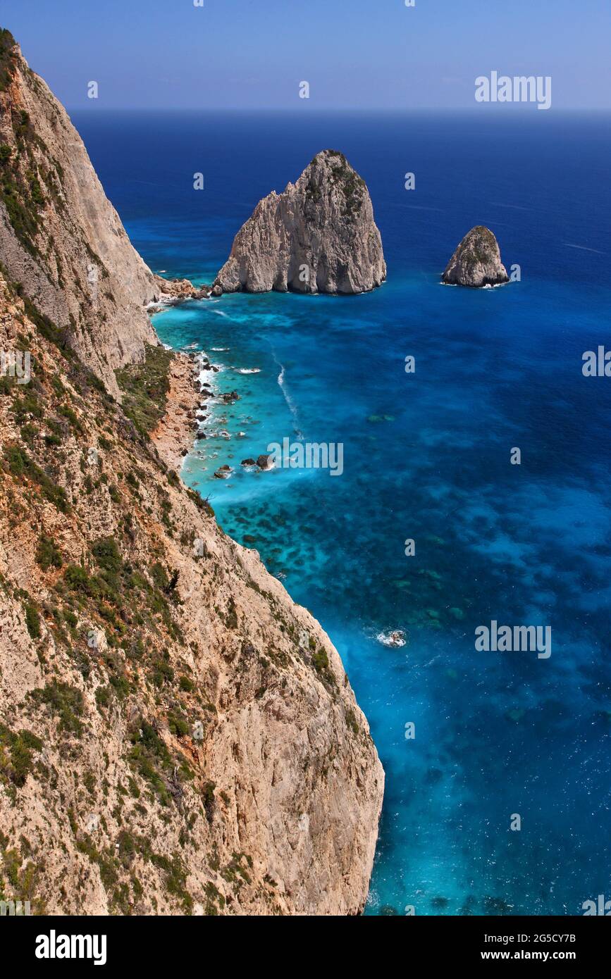 Paisaje marino con rocas afiladas, a orillas de Plakaki, en la parte occidental de la isla de Zakynthos, también conocida como Zante, en el Mar Jónico, Grecia, Europa Foto de stock
