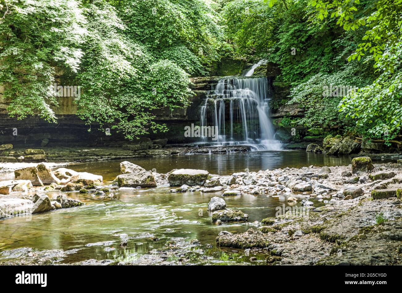 West Burton Waterfall West Burton en Bishopdale, cerca de Wensleydale, en el Parque Nacional Yorkshire Dales Foto de stock