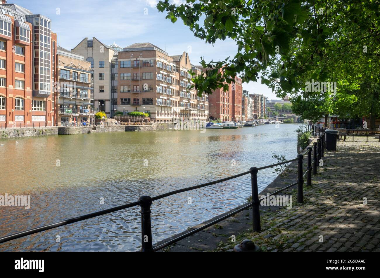 Propiedades junto al río. Bristol, en el río Avon, Reino Unido 2021 Foto de stock