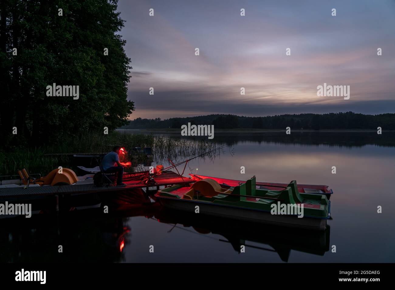 Pesca al atardecer en el lago Kalwa en Mazury (Polonia) Foto de stock
