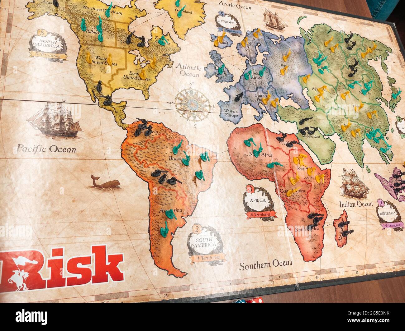 Riesgo - una familia Un juego de mesa de estrategia de diplomacia, conflicto y conquista - mapa del mundo - uno de los juegos más vendidos Foto de stock
