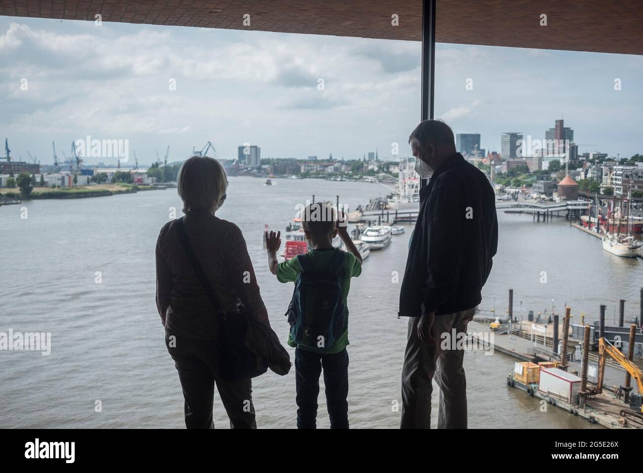 Blick aus einer der Aussichtssplattformen der neuen Elbphilharmonie auf den Hamburger Hafen und die Elbe. Foto de stock
