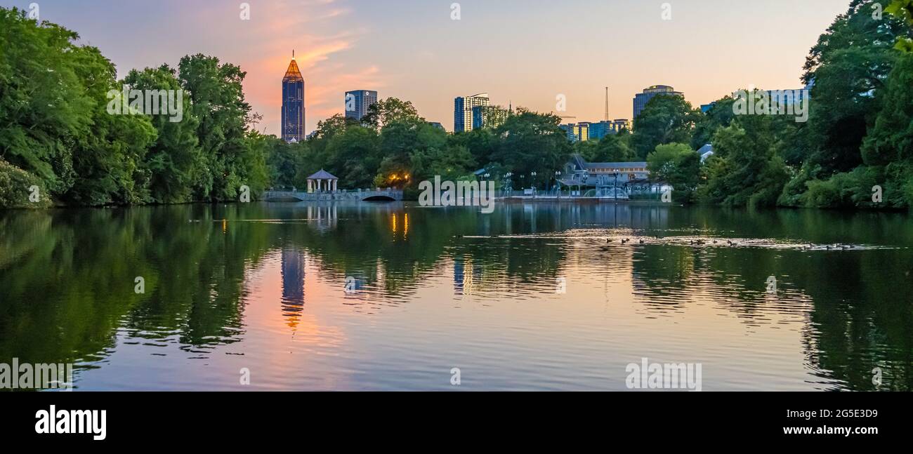 Vista panorámica del horizonte de Midtown Atlanta al atardecer desde el Lago Clara Meer en Piedmont Park. (EE. UU.) Foto de stock