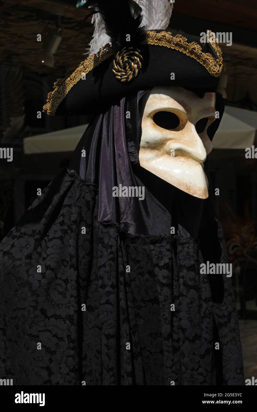 Antigua máscara tradicional veneciana y disfraz Foto de stock