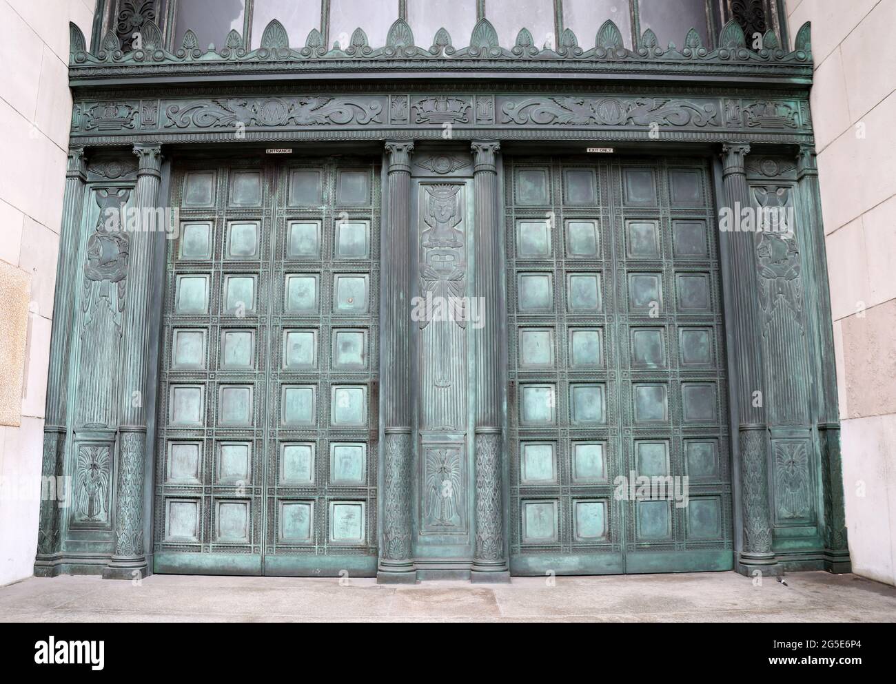 Puertas en el edificio Martins Bank en Liverpool Foto de stock