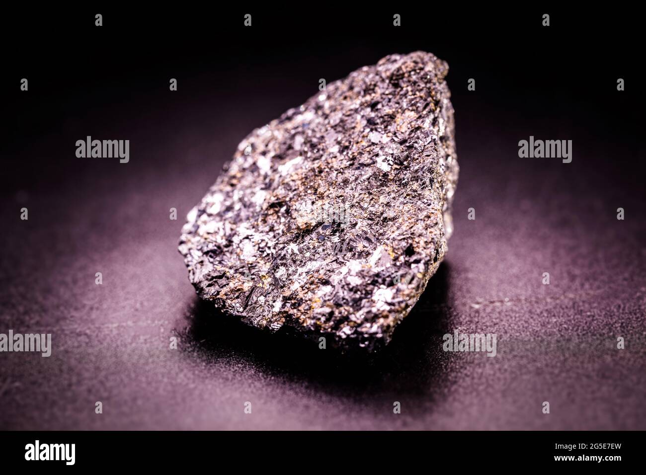 El mineral de cromita, un óxido doble de hierro y cromo, es un óxido  mineral utilizado como fuente de cromo para la indust metalúrgica, química  y química Fotografía de stock - Alamy