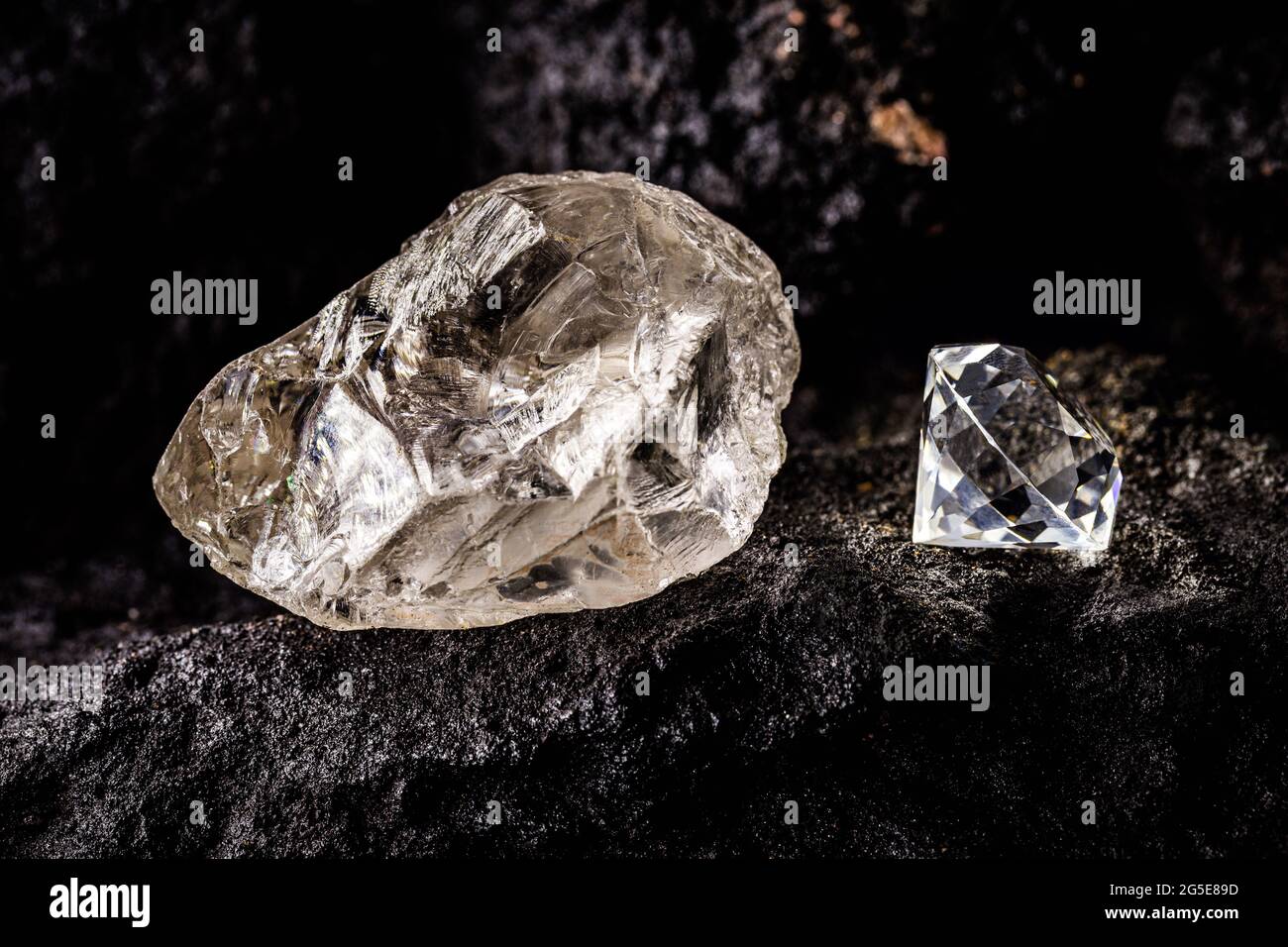 corte el diamante con la gema áspera del diamante en la roca de la  kimberlita, sobre fondo aislado, concepto del negocio del diamante  Fotografía de stock - Alamy
