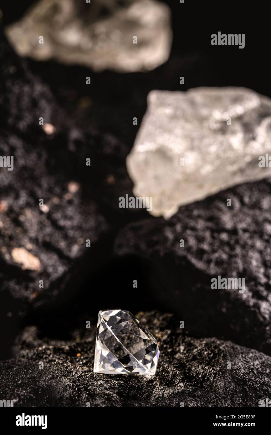 mina de diamantes con piedras en bruto y cortadas, concepto de minería de  diamantes Fotografía de stock - Alamy