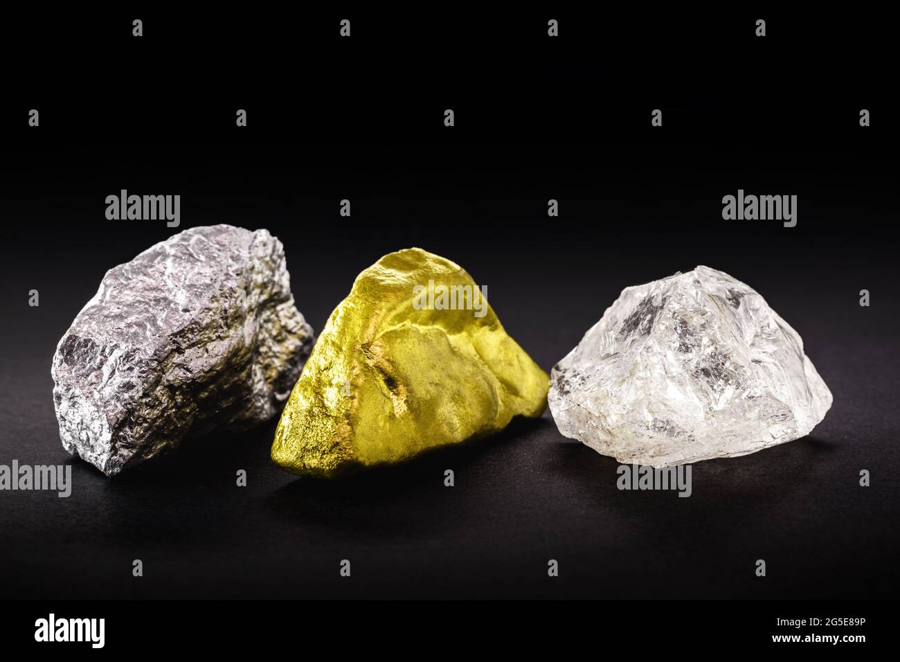 Piedra de diamante áspera con pepitas de oro y plata sobre fondo negro  aislado Fotografía de stock - Alamy