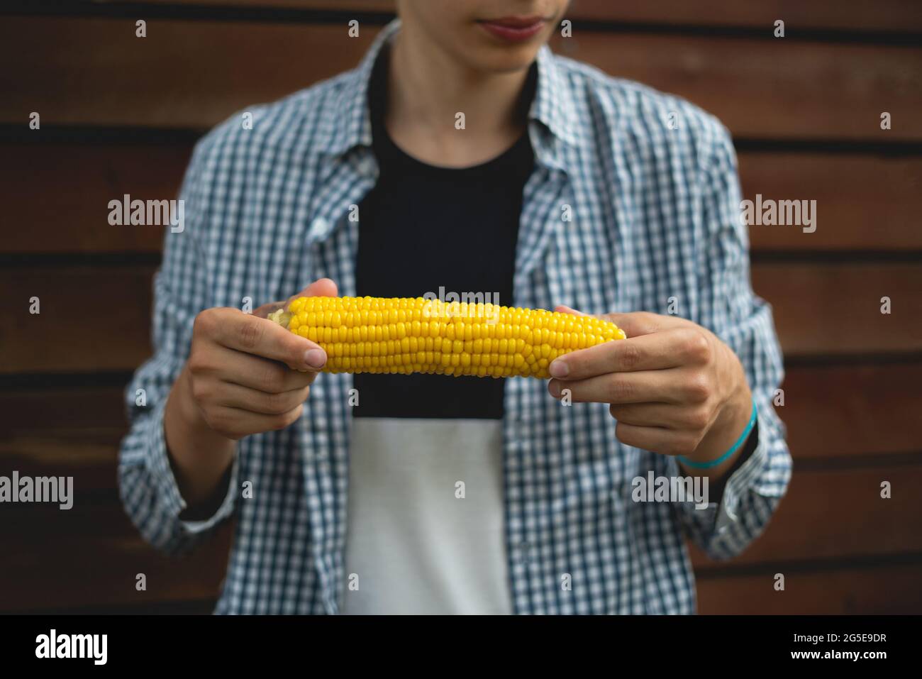 primer plano persona comiendo y morder maíz caliente preparado, concepto de  comida callejera Fotografía de stock - Alamy