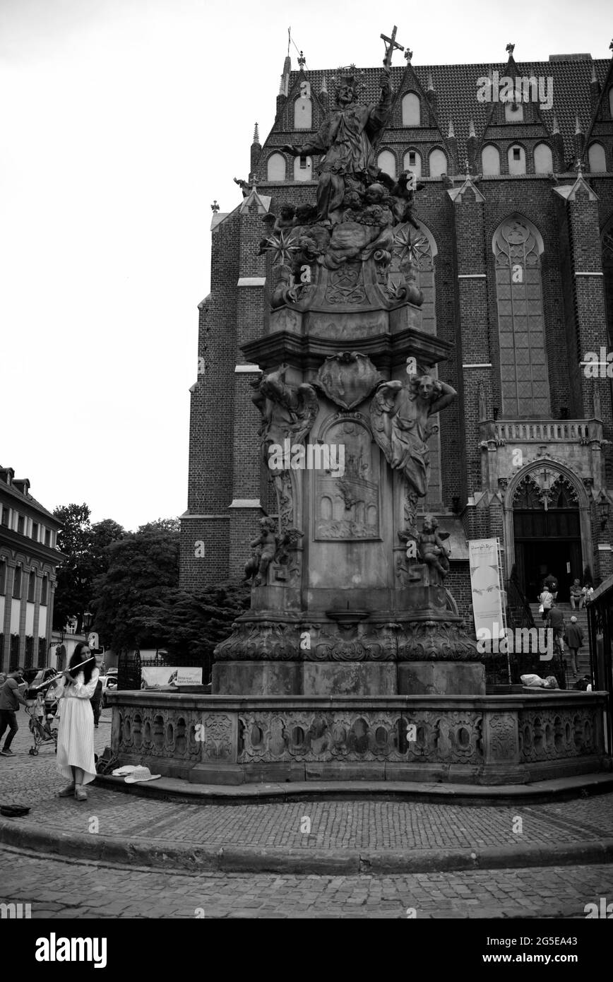Estatua de San Juan de Nepomunk, frente a la Iglesia de San Giles, Wroclaw, Polonia Foto de stock
