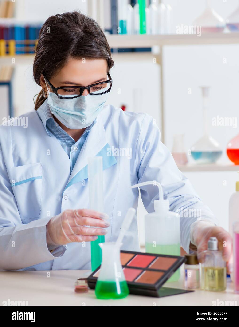 El laboratorio químico comprobando la belleza y productos de maquillaje  Fotografía de stock - Alamy