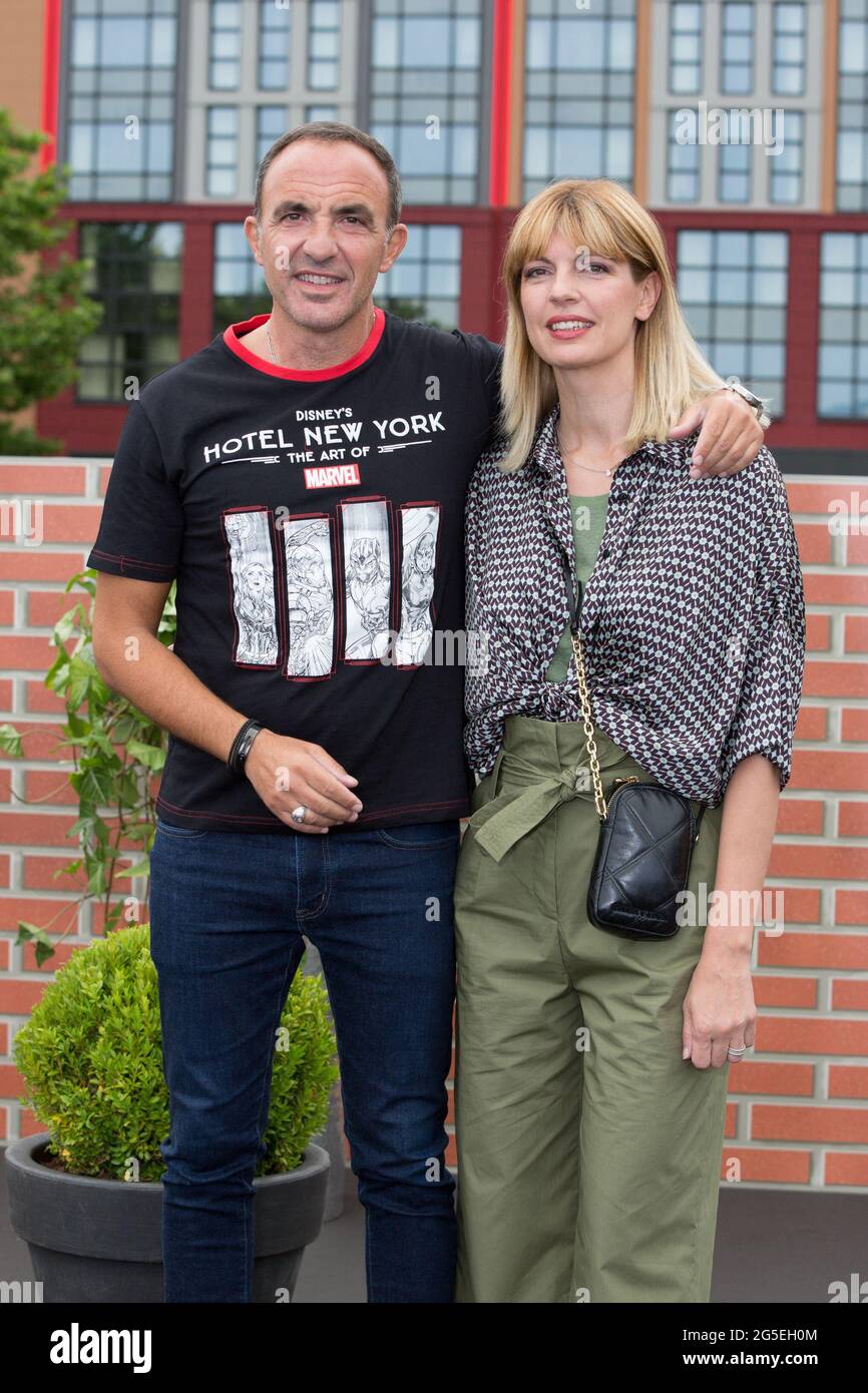 Nikos Aliagas y su esposa Tina Grigoriou asisten al Disney's Hotel New York  - The Art of Marvel week end Experience el 27 de junio de 2021 en París,  Francia. Foto por
