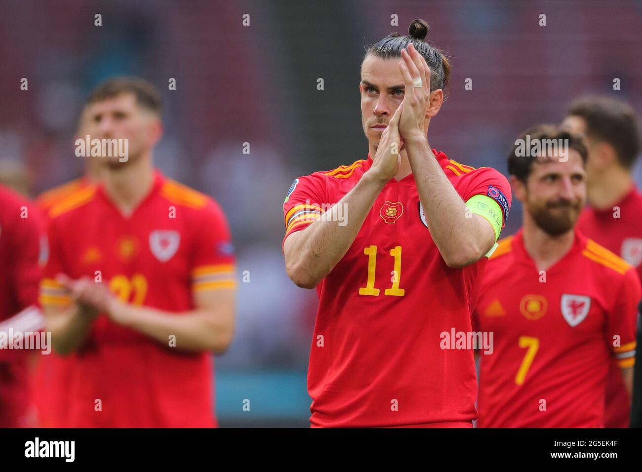 Ámsterdam, Países Bajos. 26th de junio de 2021. Gareth Bale of Wales saluda a los fans después de la UEFA EURO 2020 Championship Round de 16 entre Gales y Dinamarca en Johan Cruijff Arena en Amsterdam, Holanda, 26 de junio de 2021. Crédito: Zheng Huansong/Xinhua/Alamy Live News Foto de stock
