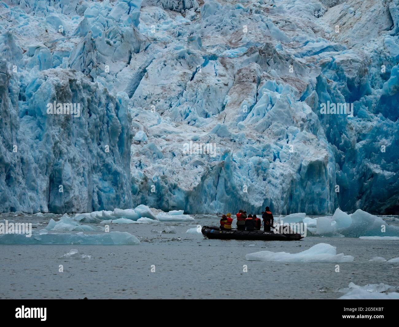 Explorando el glaciar de aguas tidales del glaciar South Sawyer por zodiaco en la zona silvestre de Tracy Arm, Bosque Nacional Tongass, Alaska USA Foto de stock