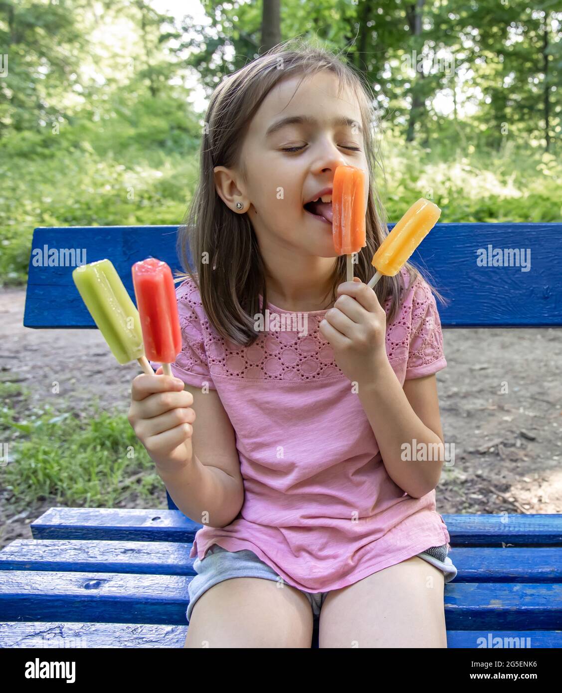 Una Niña Pequeña Come Un Helado Colorido Hecho De Paletas Congeladas En