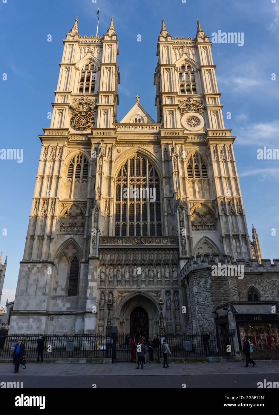 La entrada principal de la Abadía de Westminster, la catedral de Londres, Inglaterra Foto de stock