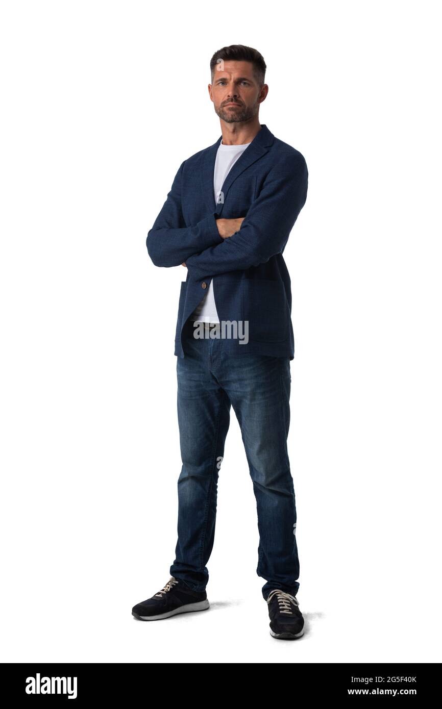 Retrato completo del hombre de negocios serio de medio en jeans y azul brazos doblados aislados sobre fondo blanco, gente casual Fotografía de stock - Alamy
