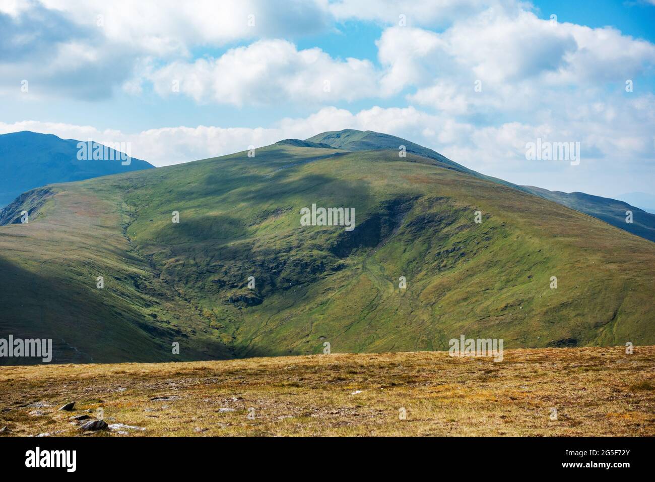La montaña munro de Meall Corranaich, parte de la cordillera Ben Lawers en Escocia Foto de stock