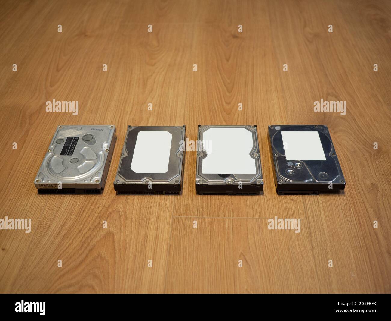 Unidades de disco duro modelos antiguos y nuevos con etiquetas en blanco  Fotografía de stock - Alamy