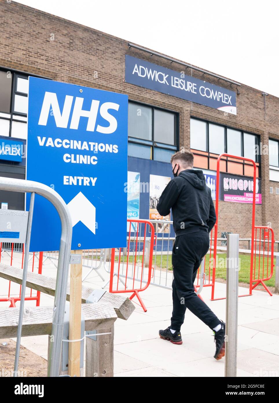 Una persona entra en un centro masivo de vacunación contra el coronavirus en el Adwick Leisure Centre, en Doncaster, mientras continúa en Inglaterra la campaña de vacunación contra el NHS «Grab a jab». Fecha de la foto: Domingo 27 de junio de 2021. Foto de stock