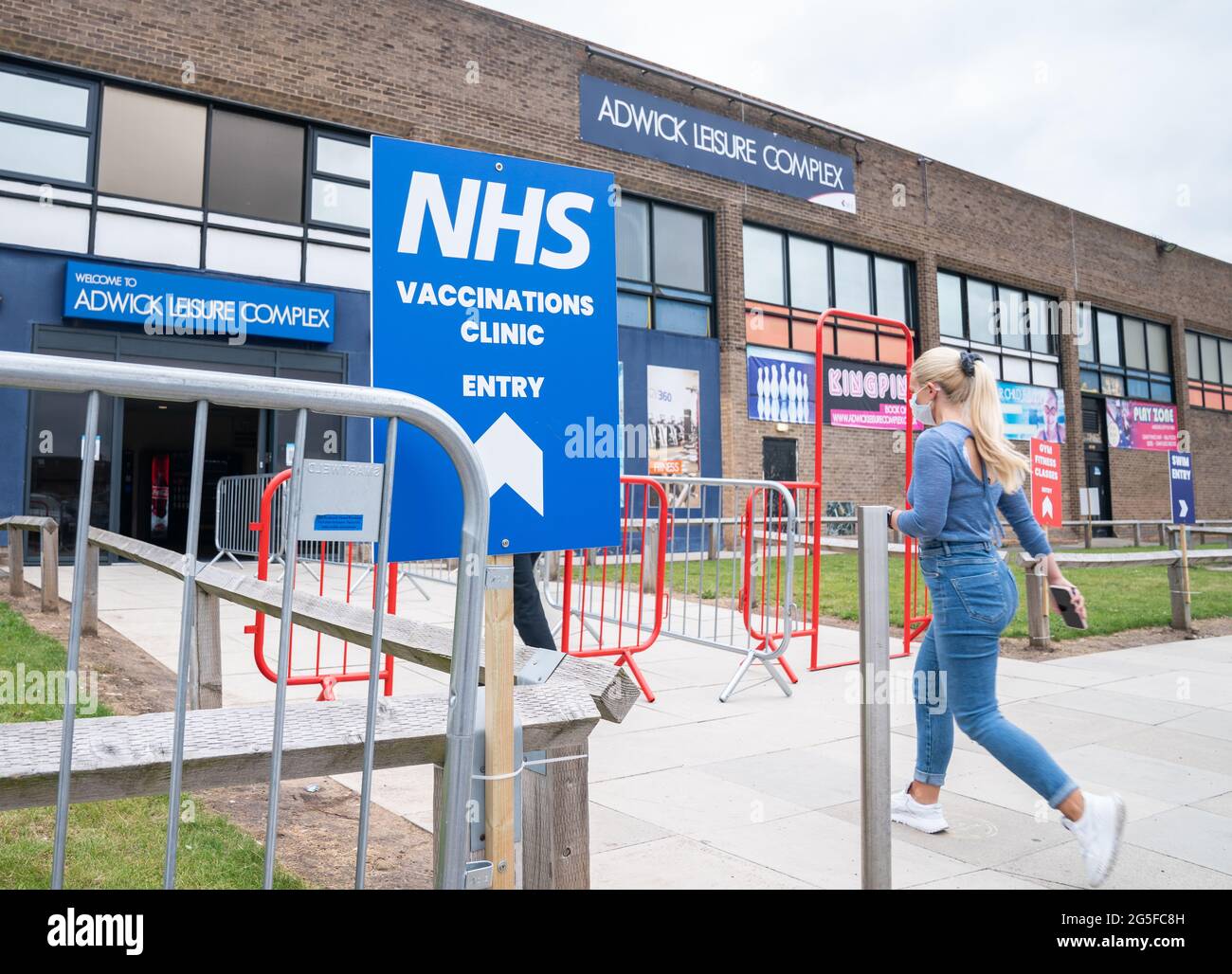 Una persona entra en un centro masivo de vacunación contra el coronavirus en el Adwick Leisure Centre, en Doncaster, mientras continúa en Inglaterra la campaña de vacunación contra el NHS «Grab a jab». Fecha de la foto: Domingo 27 de junio de 2021. Foto de stock