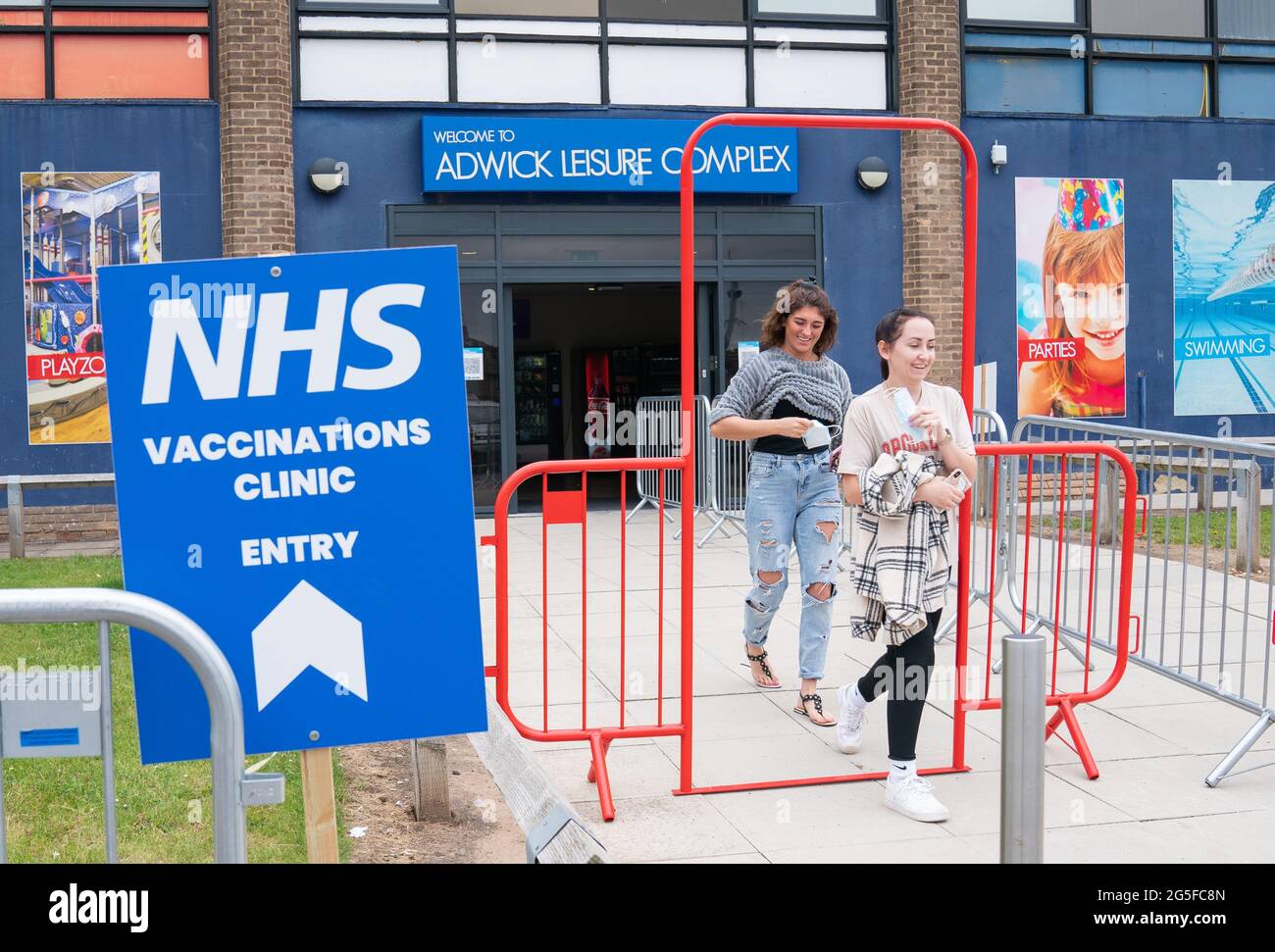 La gente abandona un centro de vacunación contra el coronavirus en masa en el Centro de Ocio de Adwick, en Doncaster, mientras continúa la campaña de vacunación contra el NHS «Grab a jab» en Inglaterra. Fecha de la foto: Domingo 27 de junio de 2021. Foto de stock