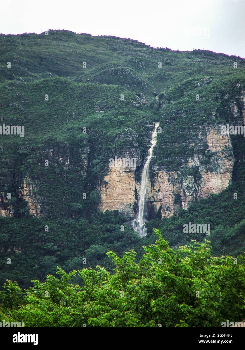 Cascada en Serra do CIPO en una montaña durante una lluvia en el centro de Brasil Foto de stock