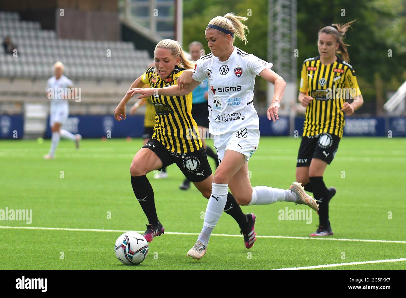 Malmo, Suecia. 27th de junio de 2021. Olivia Schough (22 FC Rosengard) y Elin Rubensson (10 hacken) en una batalla por el balón el juego en la Liga Sueca OBOS Damallsvenskan