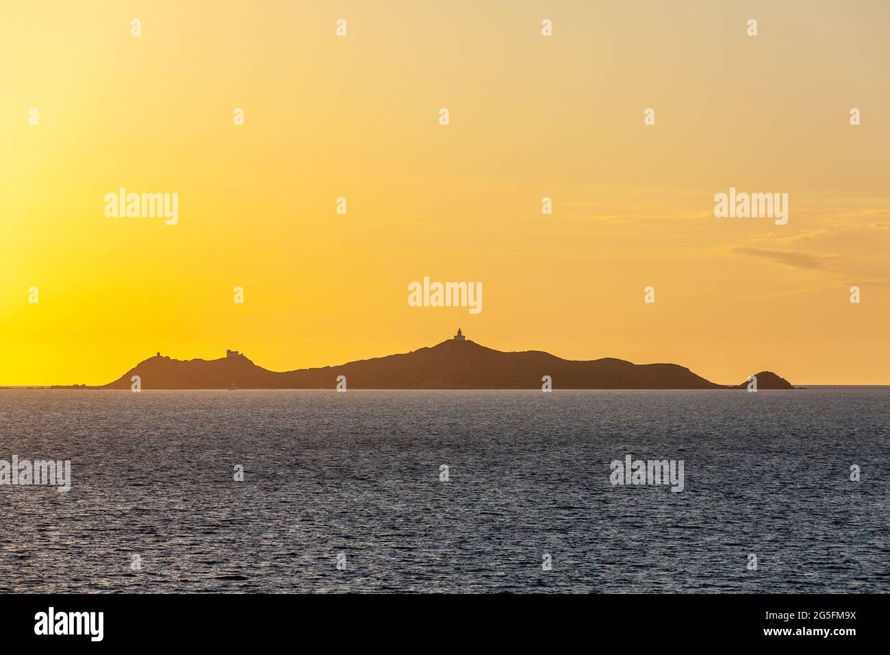 Perfil, contra la luz, al atardecer, de las islas Sanguinaires frente a Ajaccio. Córcega, Francia Foto de stock