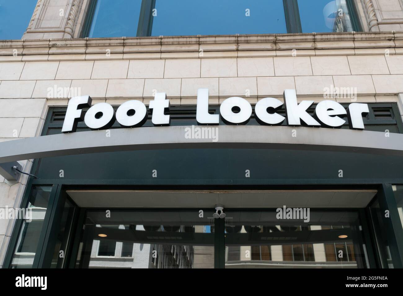 MILWAUKEE, WI,EE.UU. - 19 DE JUNIO de 2021 - Foot Locker tienda de calzado exterior signo y logotipo de marca comercial. Foto de stock