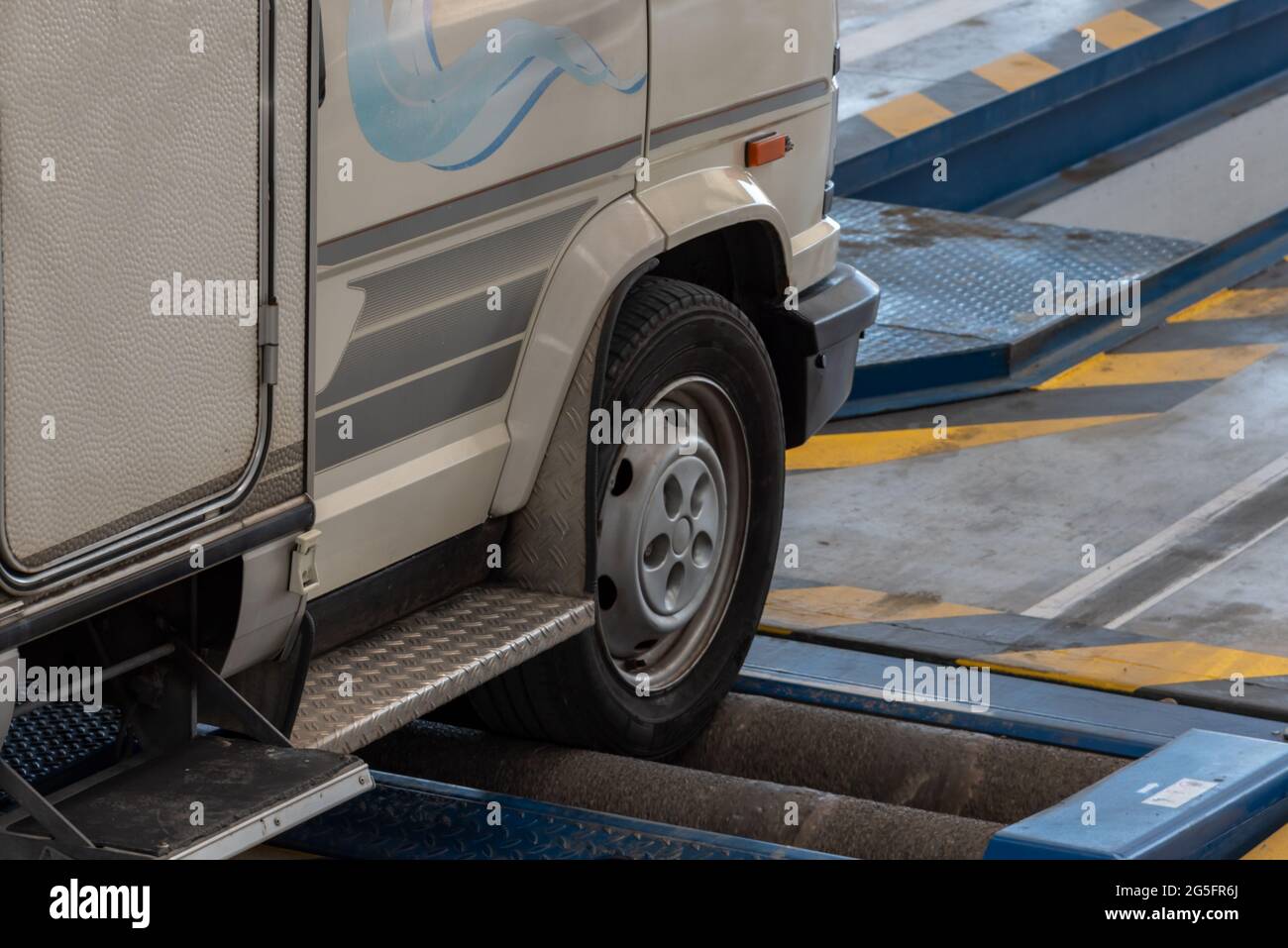 Vehículo que pasa por los rodillos de freno en un ITV o TUV Fotografía de  stock - Alamy