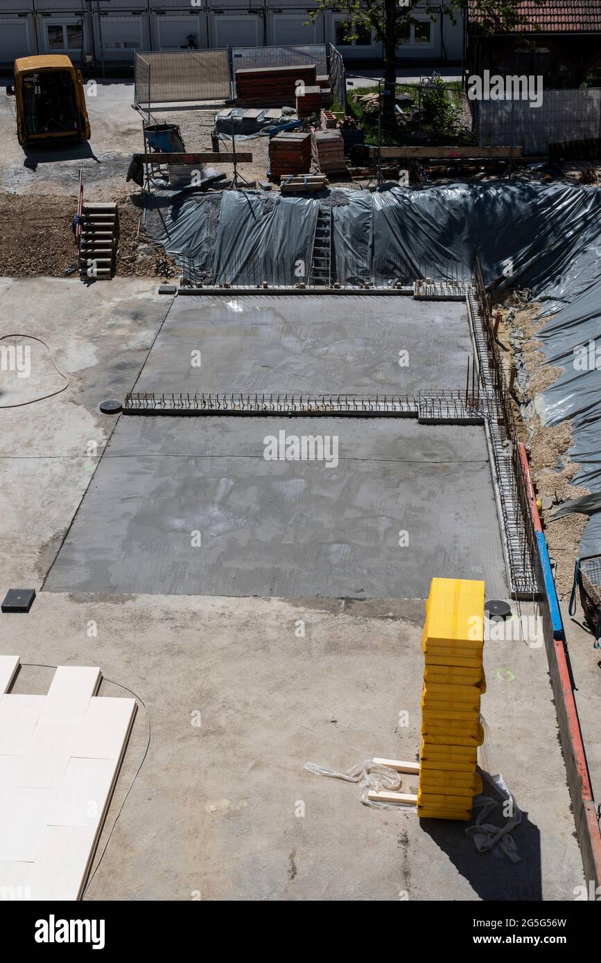 vista sobre un sitio de construcción con placa base de cemento preparada para el aislamiento del piso Foto de stock