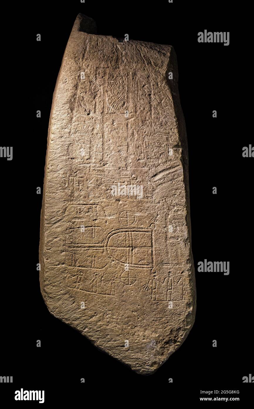 CÓRDOBA. ESPAÑA. - 27 de octubre de 2015: La estela de Ategua es una estela funeraria que data de finales de la edad de bronce. Museo Arqueológico y Etnológico de C Foto de stock