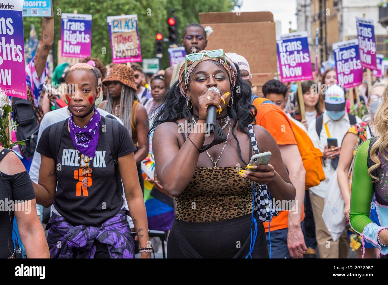 Manifestantes negros en la tercera edición de London Trans Pride Foto de stock