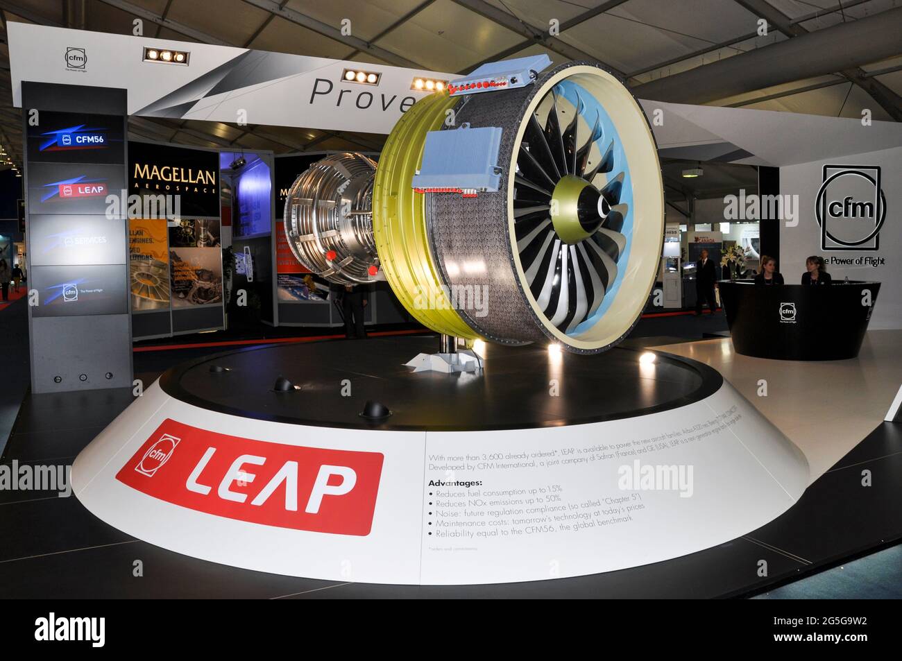CFM INTERNATIONAL LEAP pantalla de motor turboventilador de alta derivación stand en la feria internacional de aviación de Farnborough 2012, Reino Unido. El personal de la recepción de preguntas Foto de stock