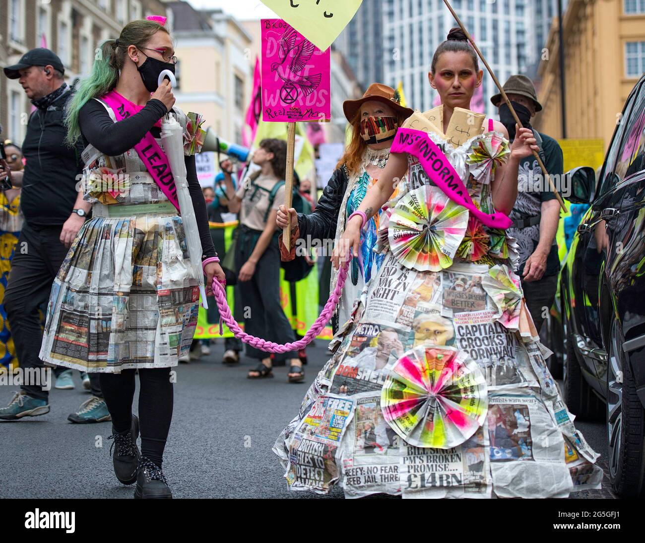 Trajes de periódico fotografías e imágenes de alta resolución - Alamy