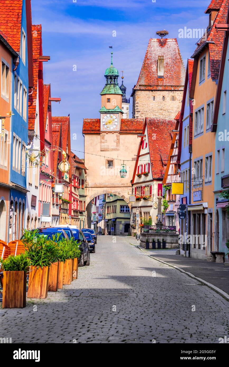 Rothenburg, Alemania. Markusturm y hermosa calle en Rothenburg ob der Tauber con casas tradicionales alemanas, Baviera Foto de stock