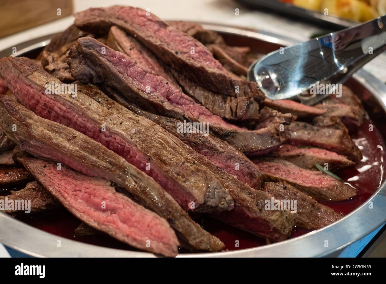 Carne roja sangrienta servida en una bandeja. Foto de stock