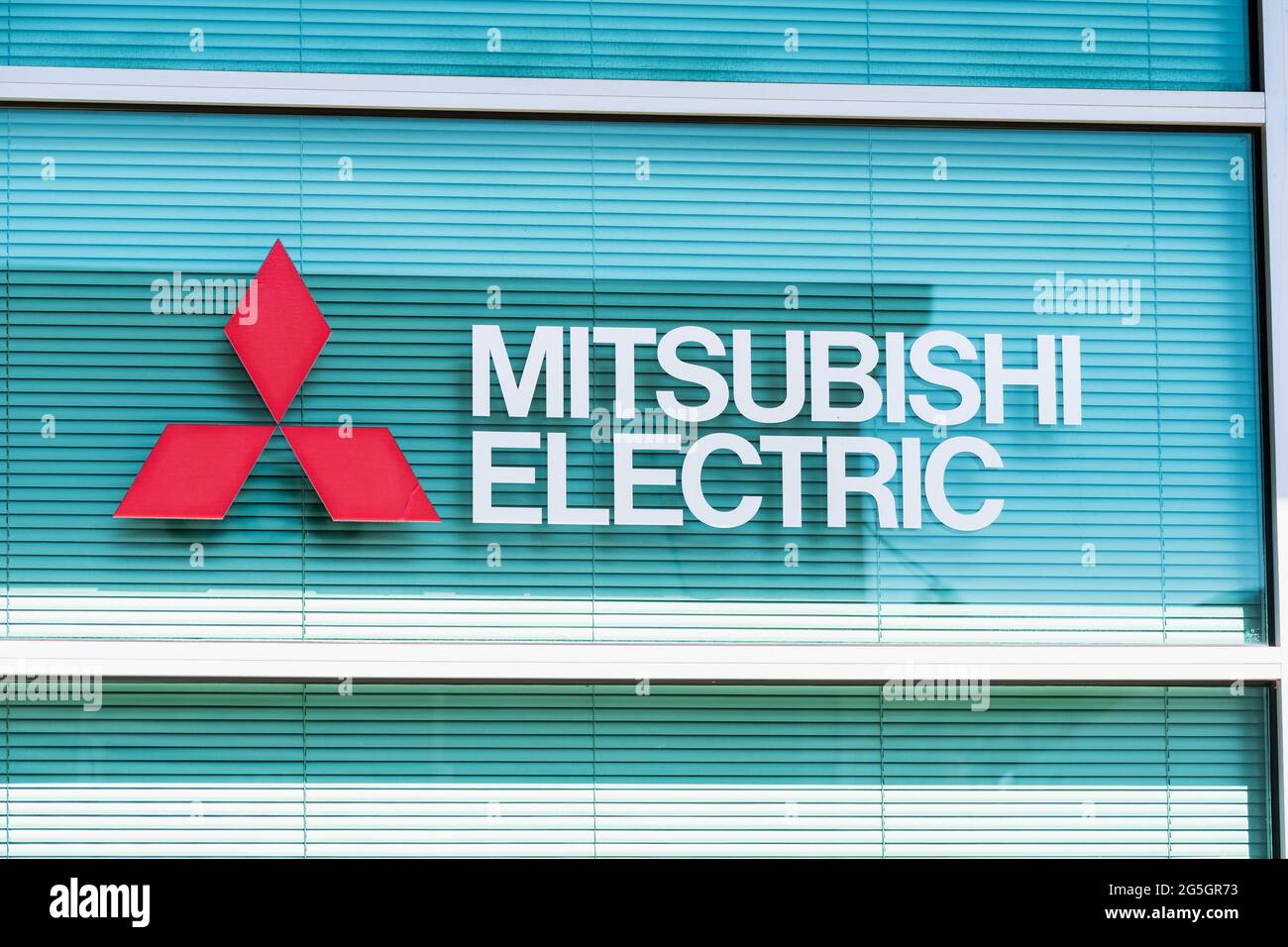 Sep 26, 2020 Mountain View / CA / USA - Mitsubishi Electric logo en su Silicon Valley HQ; Mitsubishi Electric Corporation es una electrónica japonesa Foto de stock