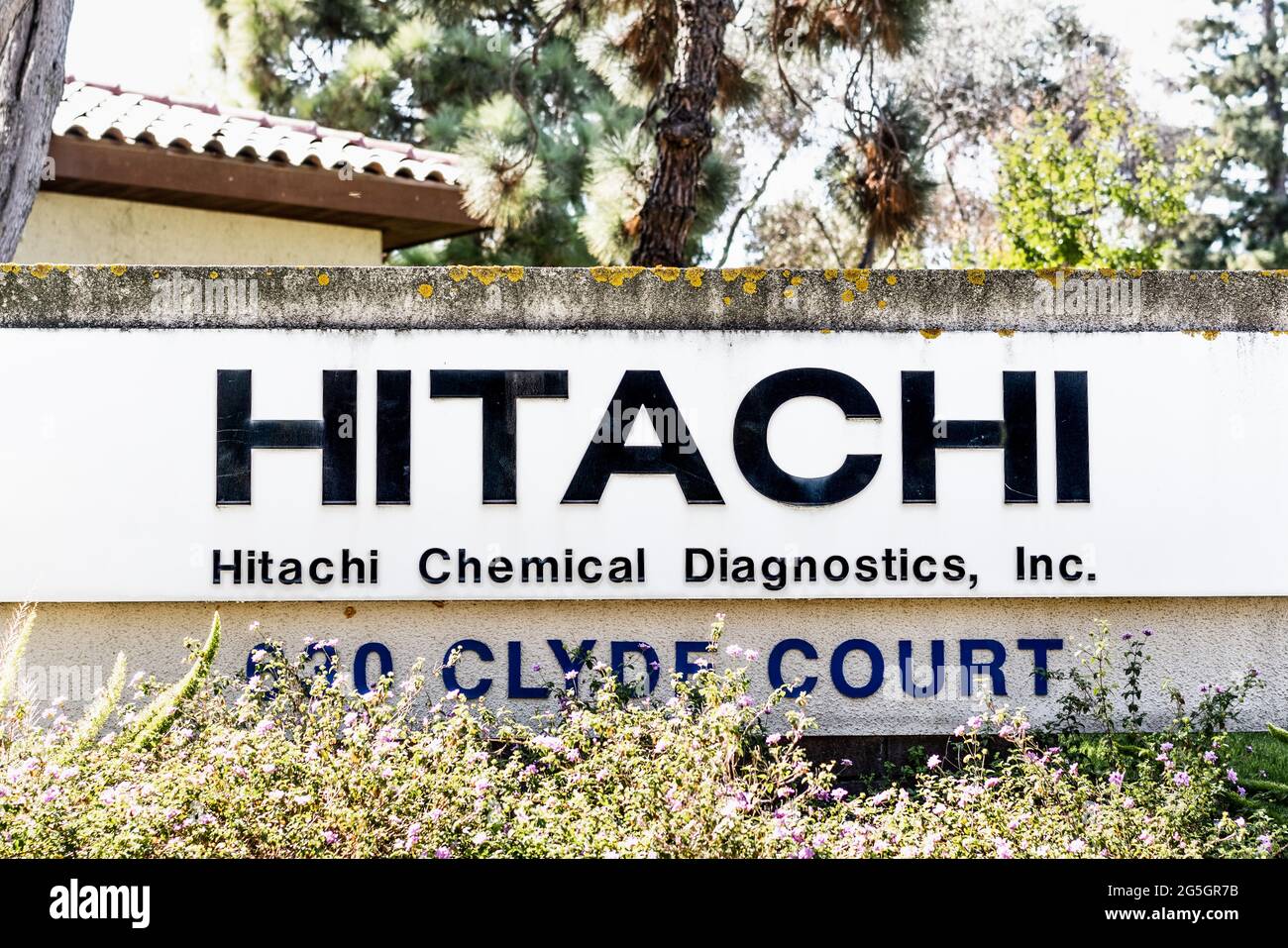 Sep 26, 2020 Mountain View / CA / USA - Hitachi Chemical Diagnostics logo en su sede en Silicon Valley; Hitachi, Ltd. Es una multina japonesa Foto de stock