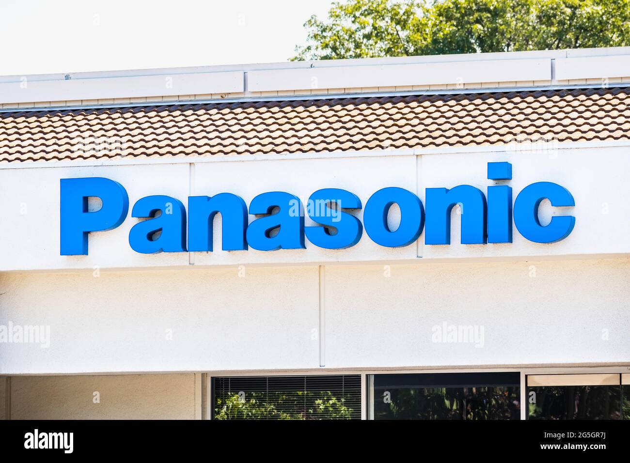 Sep 26, 2020 Mountain View / CA / USA - Logotipo de Panasonic en su sede central en Silicon Valley; Panasonic Corporation es una importante multinacional japonesa Foto de stock