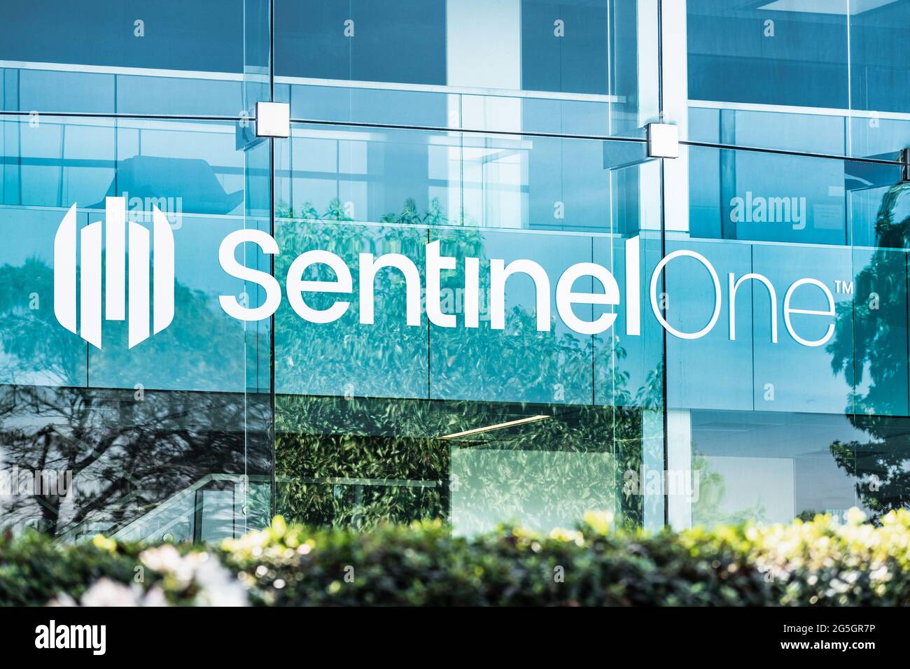 Sep 26, 2020 Mountain View / CA / USA - El logotipo de SentinelOne en su sede central en Silicon Valley; SentinelOne Inc es una empresa de ciberseguridad estadounidense Foto de stock