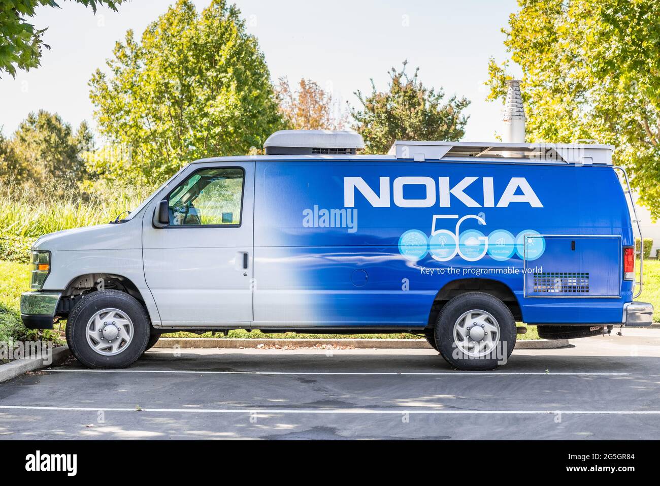 Sep 26, 2020 Mountain View / CA / USA - Nokia van marca con el logotipo 5G, estacionado en su campus de Silicon Valley; Nokia ofrece 5G servicios a MA Foto de stock