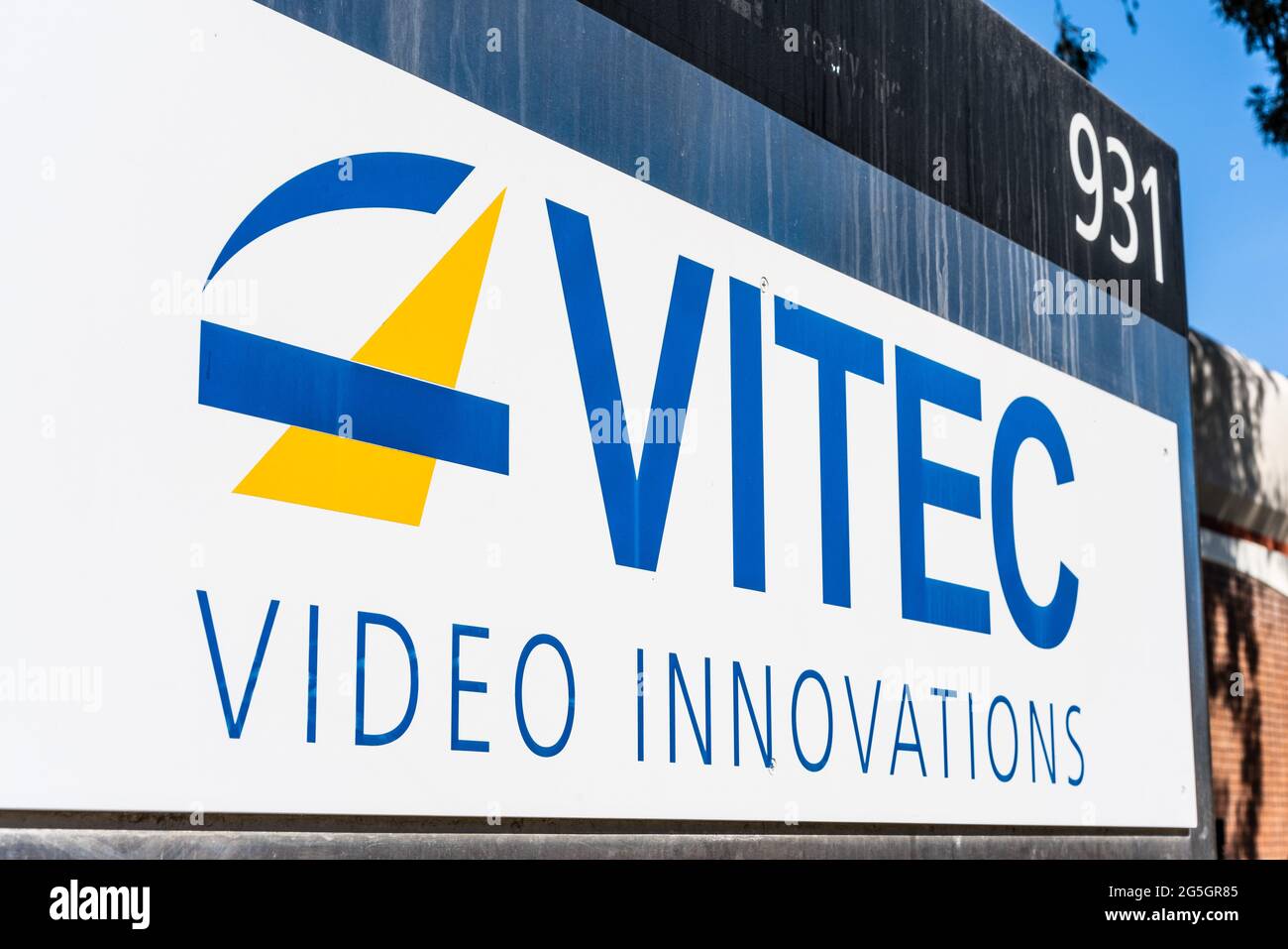 Sep 26, 2020 Sunnyvale / CA / USA - Logo de Vitec en su sede central de Silicon Valley; Vitec es un proveedor de productos de video digital de calidad profesional para streaming Foto de stock