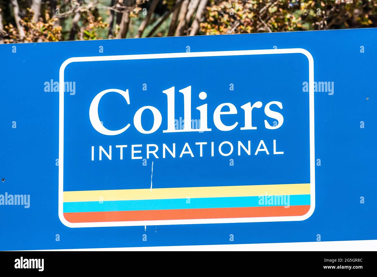 Sep 26, 2020 Santa Clara / CA / USA - Colliers International para el contrato de arrendamiento frente a un edificio de oficinas; Colliers International es una firma con sede en Canadá Foto de stock